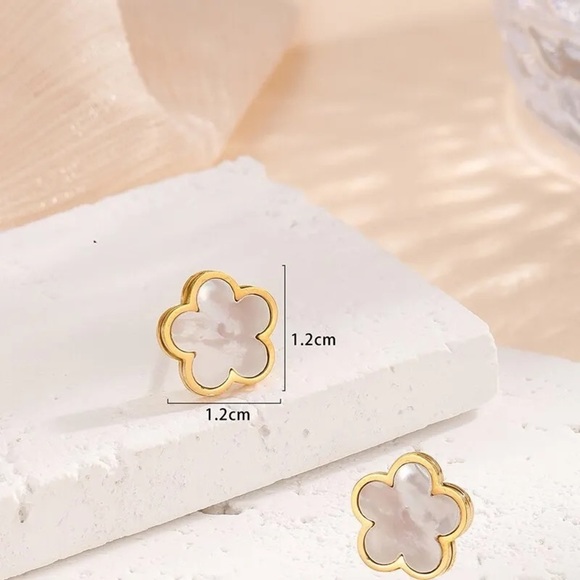 💖 5 items for $25 Sale! 💖 Flower Stud Earrings - Picture 4 of 4